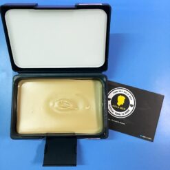 Sáp Kevin Murphy Rough Rider có chất sáp dạng clay hơi cứng nhưng dễ lấy, dễ đánh tan và có màu nâu sữa