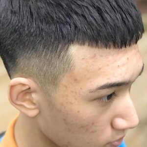 Khi sử dụng sáp vuốt tóc Colmav Kingdom Clay Pomade bạn sẽ không cần phải dùng quá nhiều sáp vì sáp có độ giữ nếp mạnh sẽ khiến tóc bạn nhanh vào nếp