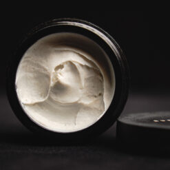 Chất sáp mềm mịn dễ dàng đánh tan để apply lên tóc