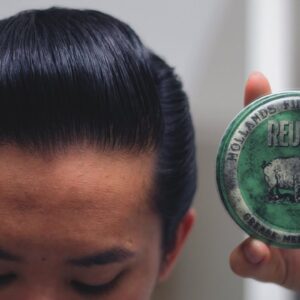Sử dụng sáp vuốt tóc Reuzel Green Pomade sẽ giúp tóc bạn dễ dàng tạo nên kiểu tóc ưng ý